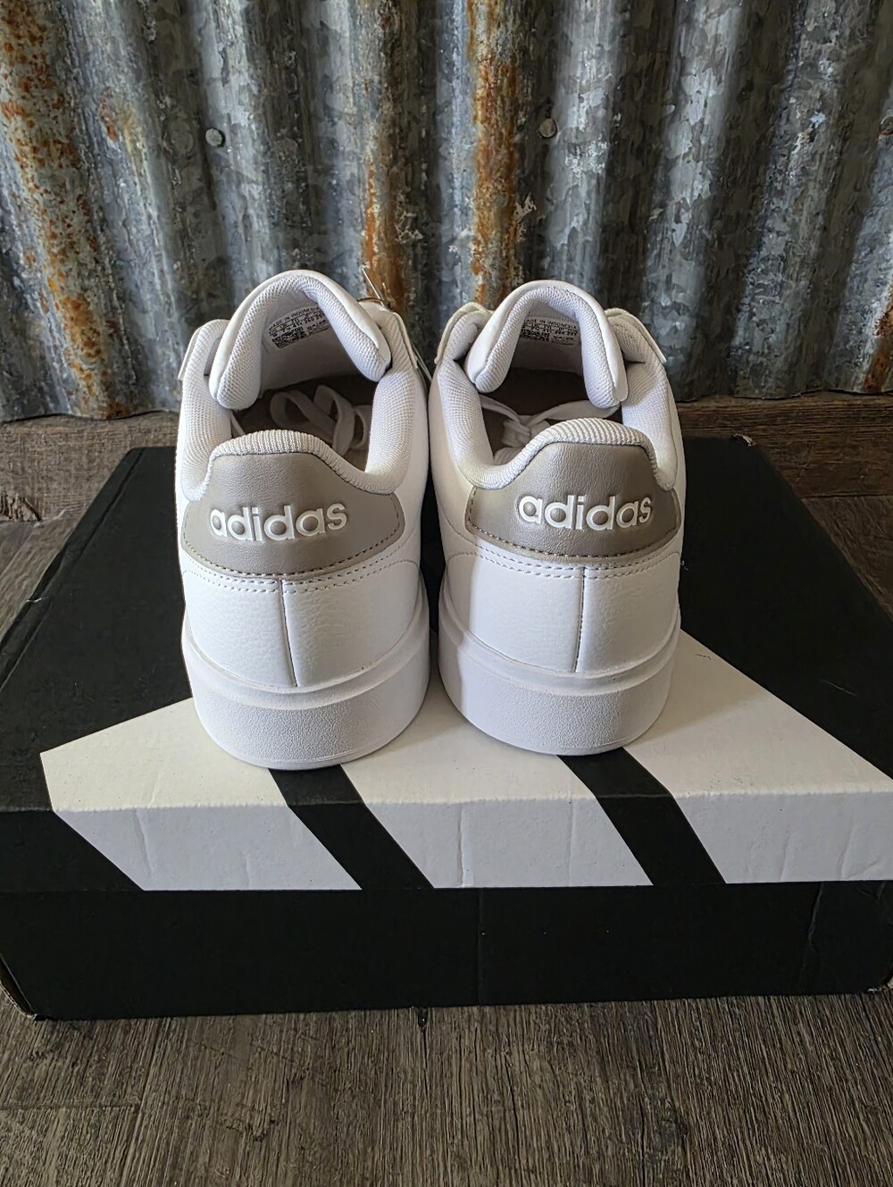 Adidas Grand Court 2.0 Cloudfoam White/Cyber Metallic Size 9 Womens - Picture 3 of 8